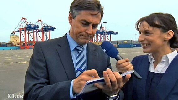 David McAllister gibt Caro Korneli ein Autogramm  