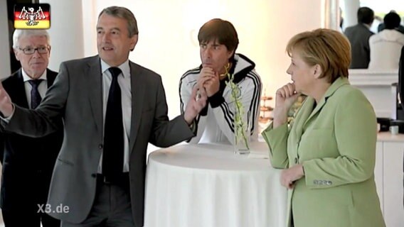 Angela Merkel zusammen mit Wolfgang Niersbach und Jogi Löw.  