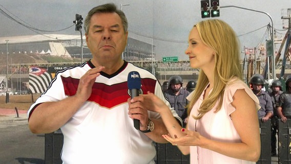 Waldemar Hartmann im Deutschland-Trikot wird von Janin Reinhardt das Mikrofon abgenommen.  Foto: Screenshot