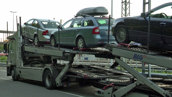 Auf einem Autotransporter stehen mehrere Pkw.  Foto: Screenshot