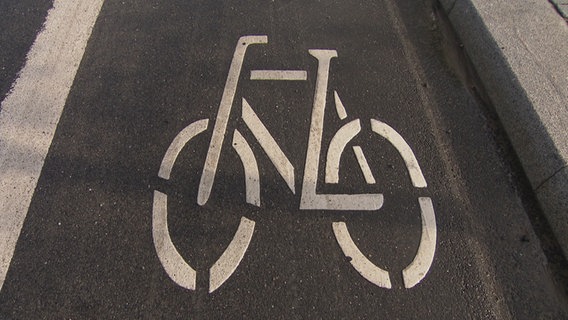 Ein Radwegzeichen auf einer Teerstraße in Hamburg. © NDR Foto: Screenshot