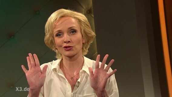 Janin Reinhardt im Extra 3 Studio.  