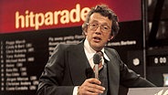 Dieter Thomas Heck beim moderieren der ZDF Hitparade 1977 © picture-alliance / KPA Copyright 