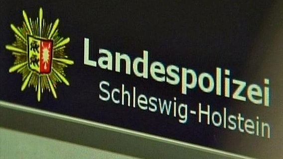 Schriftzug "Landespolizei Schleswig-Holstein" mit Polizeistern © NDR 