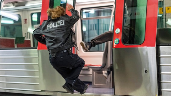 Mit voller Wucht wird Nina Sieveking (Wanda Perdelwitz) von einem der Täter aus der U-Bahn getreten. © NDR/Jörg Müller 
