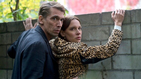 Auf der Flucht: Gangster Nikolov (Alexander Simon, l.) ist mit Pauls Freundin Mira (Anneke Schwabe, r.) auf der Flucht. © ARD/Thorsten Jander 