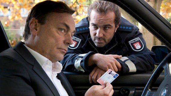 Paul Dänning kontrolliert den PKW-Fahrer Enzo Capus, der einen anderen Verkehrsteilnehmer grob bedrängt hat. © NDR/ARD/Thorsten Jander 