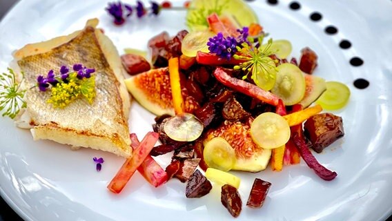 Koreanische Bratkartoffeln mit Beeten-Gemüse und Zander sind auf einem Teller angerichtet. © NDR Foto: Dave Hänsel