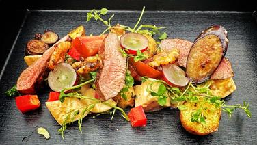 Eiersalat mit Bratkartoffeln aus Bamberger Hörnchen und einem Lammlachs von Dave Hänsel. © NDR Foto: Dave Hänsel