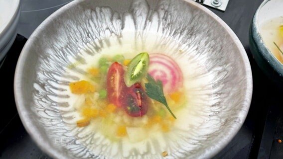 Gemüsesuppe in einem Teller serviert. © NDR 