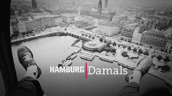 Schriftzug "Hamburg damals" auf einer schwarz-weiß Luftaufnahme vom Jungfernstieg.  