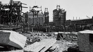Speicherstadt, 1945: Blick von der Kehrwiederspitze auf die Ruinen der Speicherblöcke J und K. © Hamburger Hafen und Logistik AG Foto: Hamburger Hafen und Logistik AG