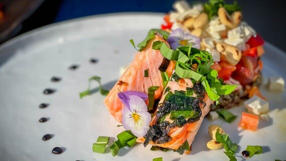 Lachs mit Quinoa-Salat von Dave Hänsel © NDR Foto: Dave Hänsel
