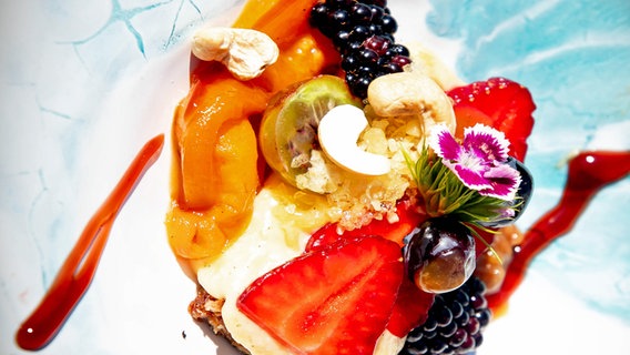 Vanillecreme auf Franzbrötchen, garniert mit Beeren und Portwein-Aprikosen. © NDR Foto: Dave Hänsel