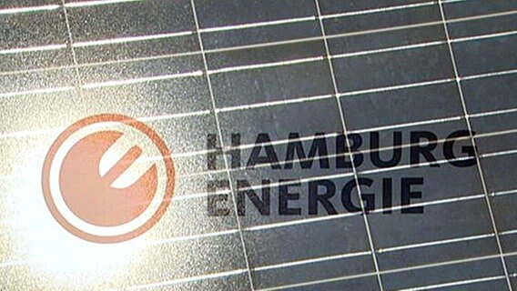 Logo von Hamburg Energie vor einer Solarzelle.  