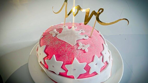Eine pinke Torte von Dave Hänsels Freundin Inken. © NDR Foto: Dave Hänsel