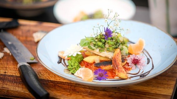 Cima di Rapa mit Tomatensugo, Schupfnudeln und gebratener Makrele auf einem Teller serviert. © NDR Foto: Dave Hänsel