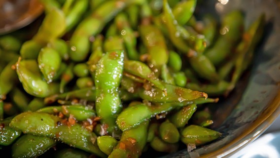 Zubereitete Edamame in einer Schüssel. © NDR Foto: Dave Hänsel