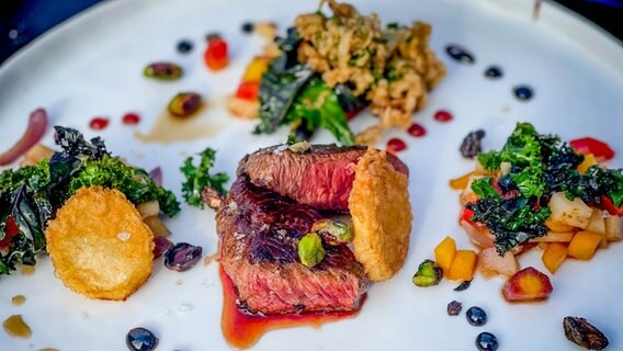 Grünkohl mit asiatischem Touch, dazu Wurzelgemüse und Hirschrückensteak. © NDR.de Foto: Dave Hänsel