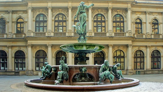 Hygieia-Brunnen im Innenhof des Rathauses Hygieia-Brunnen im Innenhof des Rathauses © NDR Foto: Jürgen Jobst