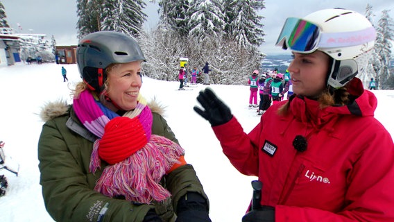 Einzelunterricht auf der Skipiste in Lipno am Böhmischen Meer. Skilehrerin Denisa (rechts) gibt Moderatorin Friederike Witthuhn letzte Tipps. © NDR 