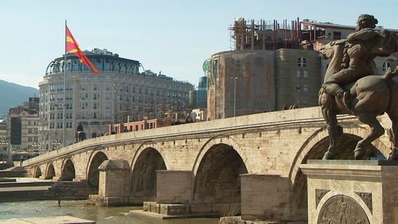 Skopje, die Hauptstadt Mazedoniens besticht durch Monumentalarchitektur und einem Hauch von Orient. Die Steinbrücke trennt den neuen und den alten Teil Skopjes. © NDR 