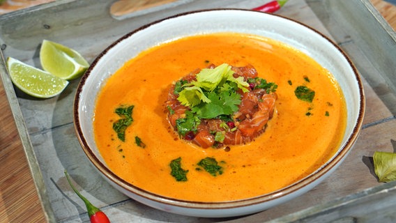 Currysuppe mit Lachstatar in einem tiefen Teller serviert. © NDR Foto: Florian Kruck
