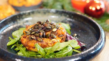 Kürbis-Törtchen mit Salat auf einem Teller serviert. © NDR Foto: Tarik Rose