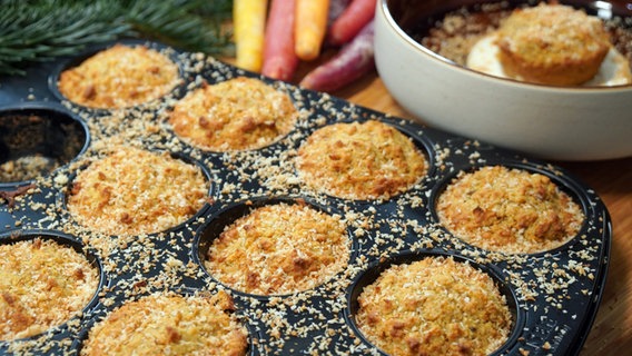 Karotten-Apfel-Muffins in einem Muffinblech. © NDR Foto: Tarik Rose