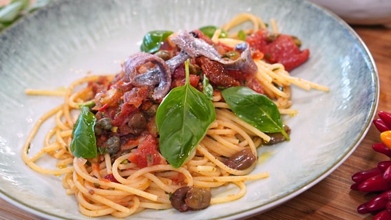 Spaghetti alla puttanesca auf einem Teller angerichtet. © NDR Foto: Florian Kruck