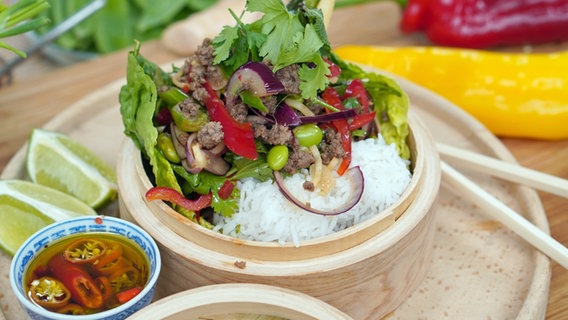 Thai-Salat "Laab Moo" mit Rinderhack in einem Bambuskorb angerichtet. © NDR Foto: Florian Kruck