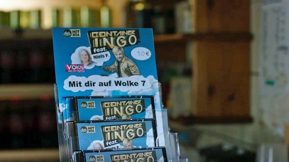 Szenenbild aus der Comedy-Serie "Jennifer - Sehnsucht nach was Besseres": Ein Ständer mit CDs. © NDR 