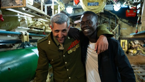 Michel Abdollahi und Alpha Dia stehen Arm in Arm und lachen. © NDR/Telemichel/Marc Huth 