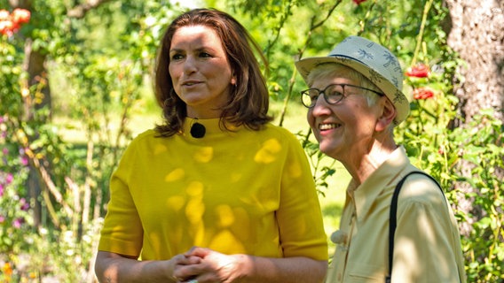 Rückblick: Schwester Helga Rathmann erzählt Annette von der Malche in der DDR-Zeit. © NDR/Cornelius Kob 