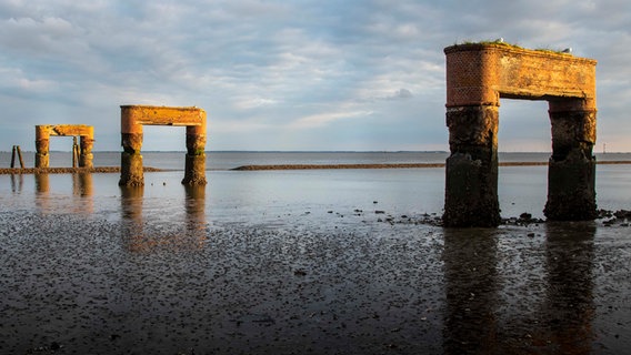 Ruinen ragen aus dem Wattenmeer, Ausschnitt aus dem Film "Der Atem des Meeres" © NDR/Filmmaterial 
