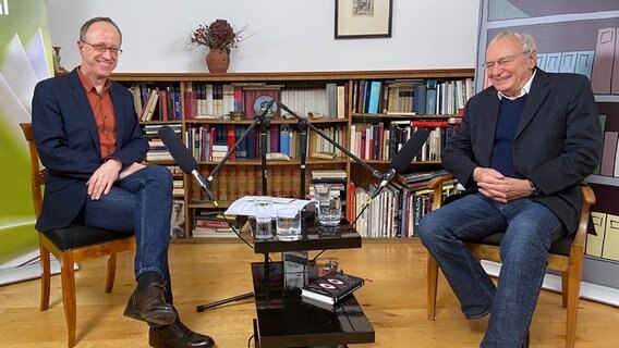 Zwei Männer sitzen vor einer Bücherwand. © NDR/Kulturjournal 