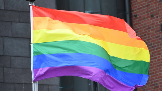 Eine Regenbogenflagge © imago images / Panthermedia 