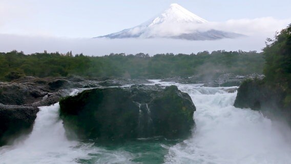 Der Vulkan Osorno ist das Wahrzeichen der Region Ajsen. © NDR / Lars Pfeiffer /Filmstill 