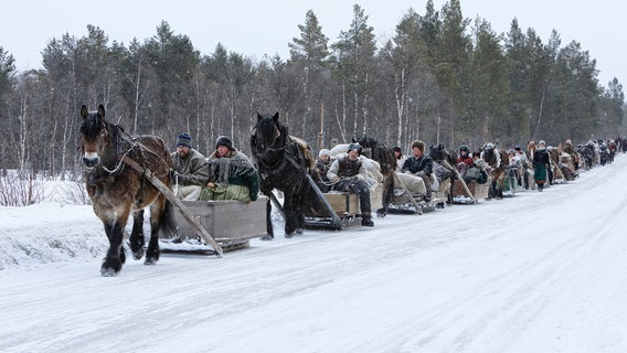 Zwei Wochen sind die Pferdeschlitten auf der alten 'Kupferroute' von Falun in Schweden bis Røros in Nowegen unterwegs. © NDR/Jung & Rathjen Filmproduktion/Helmut Dietz 
