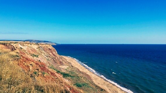 Eine der beliebtesten Ferieninseln Englands bietet doch menschenleere Strände: Die Klippen der Isle of Wight vor © NDR/neue artfilm GmbH/Marvin Entholt 