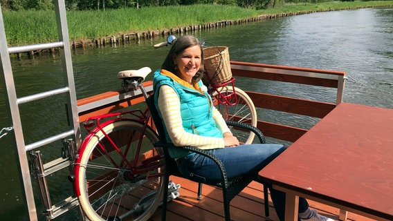 Heike Götz unterwegs mit einem Floß auf dem Kammerkanal zwischen Zierker See (Neustrelitz) und Woblitzsee. © NDR/Annette Niemeyer 