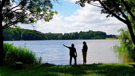 Geflüchteter Werner Daubner und Heike Götz am Goldensee. © NDR/Ulrike Heimes 