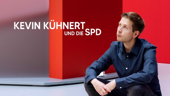 Kevin Kühnert auf der Stufe einer Bühne sitzend. © NDR/Lucas Stratmann 