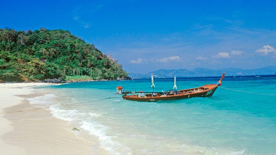 Langschwanzboot vor Phuket: Thailands größte Insel liegt an der Andamanensee im Süden von Thailand. © NDR/nonfictionplanet/Tourism Authority of Thailand/TAT 