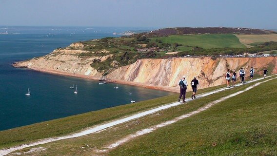Vielschichtige Küste: Die Klippen an der Alum Bay auf der Isle of Wight bestehen aus verschieden farbigen Sandsteinschichten. © NDR/nonfictionplanet/IW Council 