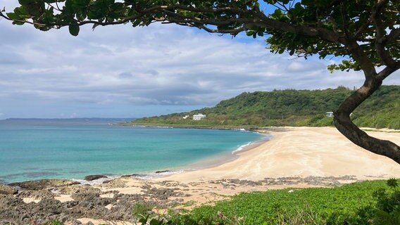 Berühmt für seinen Muschelsand: Der Shadao Beach ist bis auf Weiteres für die Öffentlichkeit gesperrt – die Besucher haben zu viel Sand mitgenommen, nun soll der Strand erstmal regenerieren. © NDR/Julian Ringer 