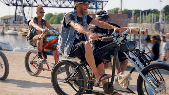 Easy Rider, Rostock-Style. Sie nennen sich „Punx on Wheelz“ und cruisen auf selbst entworfenen Chopper-Fahrrädern am Hafen. Easy Rider, Rostock-Style. Sie nennen sich „Punx on Wheelz“ und cruisen auf selbst entworfenen Chopper-Fahrrädern am Hafen. © NDR/Eddy Zimmermann/Sebastian Lindemann