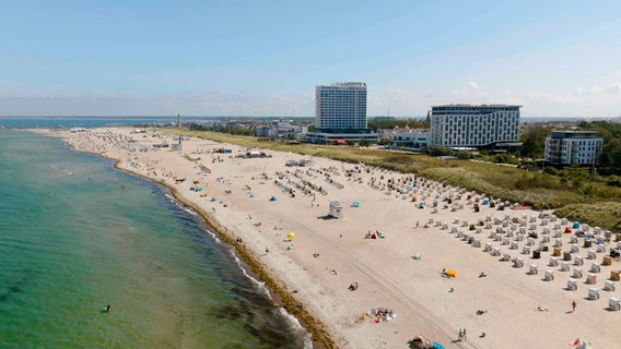 Der Strand von Warnemünde ist mit 150 Metern der breiteste an der deutschen Ostseeküste. © NDR/Eddy Zimmermann/Sebastian Lindemann 