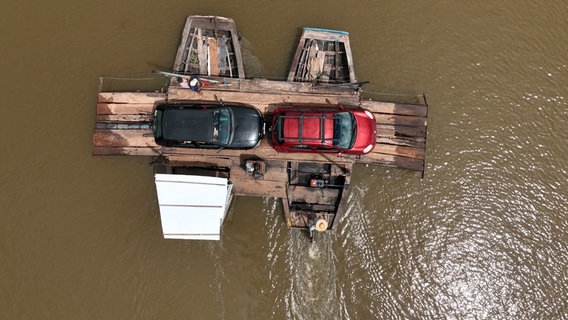 Viel Wasser und kaum Brücken - im Nordosten Brasiliens sind Autofahrer auf abenteuerliche Minifähren angewiesen. Viel Wasser und kaum Brücken - im Nordosten Brasiliens sind Autofahrer auf abenteuerliche Minifähren angewiesen. © NDR/Julian Ringer