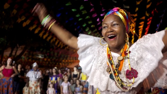 Brasilianische Lebensfreude - Claudia Regina Avelar leitet seit zwei Jahrzehnten ihre eigene Bumba-Meu-Boi-Tanzgruppe. Brasilianische Lebensfreude - Claudia Regina Avelar leitet seit zwei Jahrzehnten ihre eigene Bumba-Meu-Boi-Tanzgruppe. © NDR/Julian Ringer